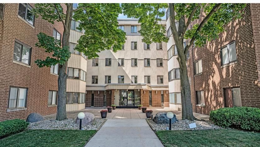 5500 Lincoln Avenue #109 — Morton Grove, IL 60053