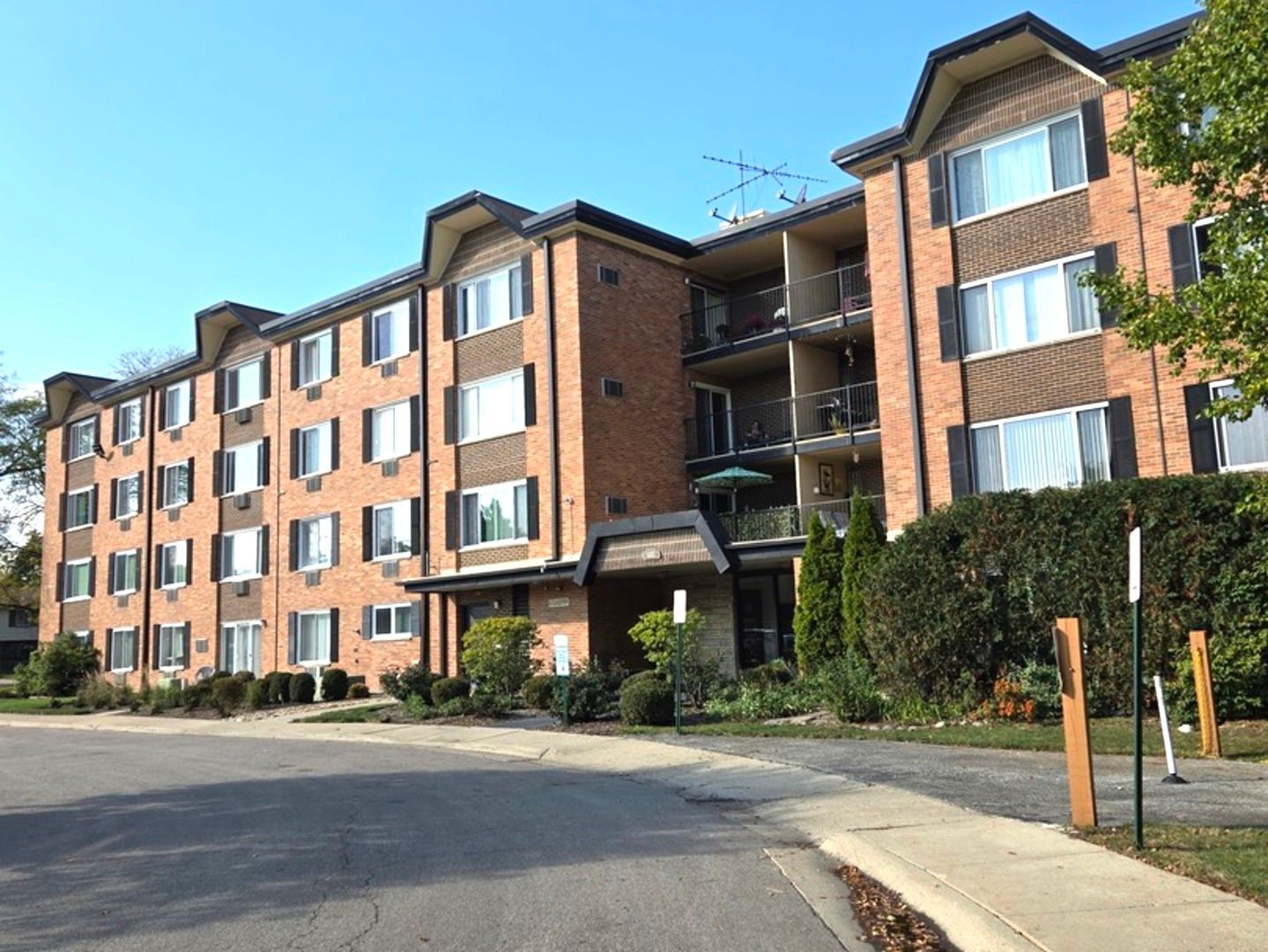 1117 S Old Wilke Road #206 — Arlington Heights, IL 60005