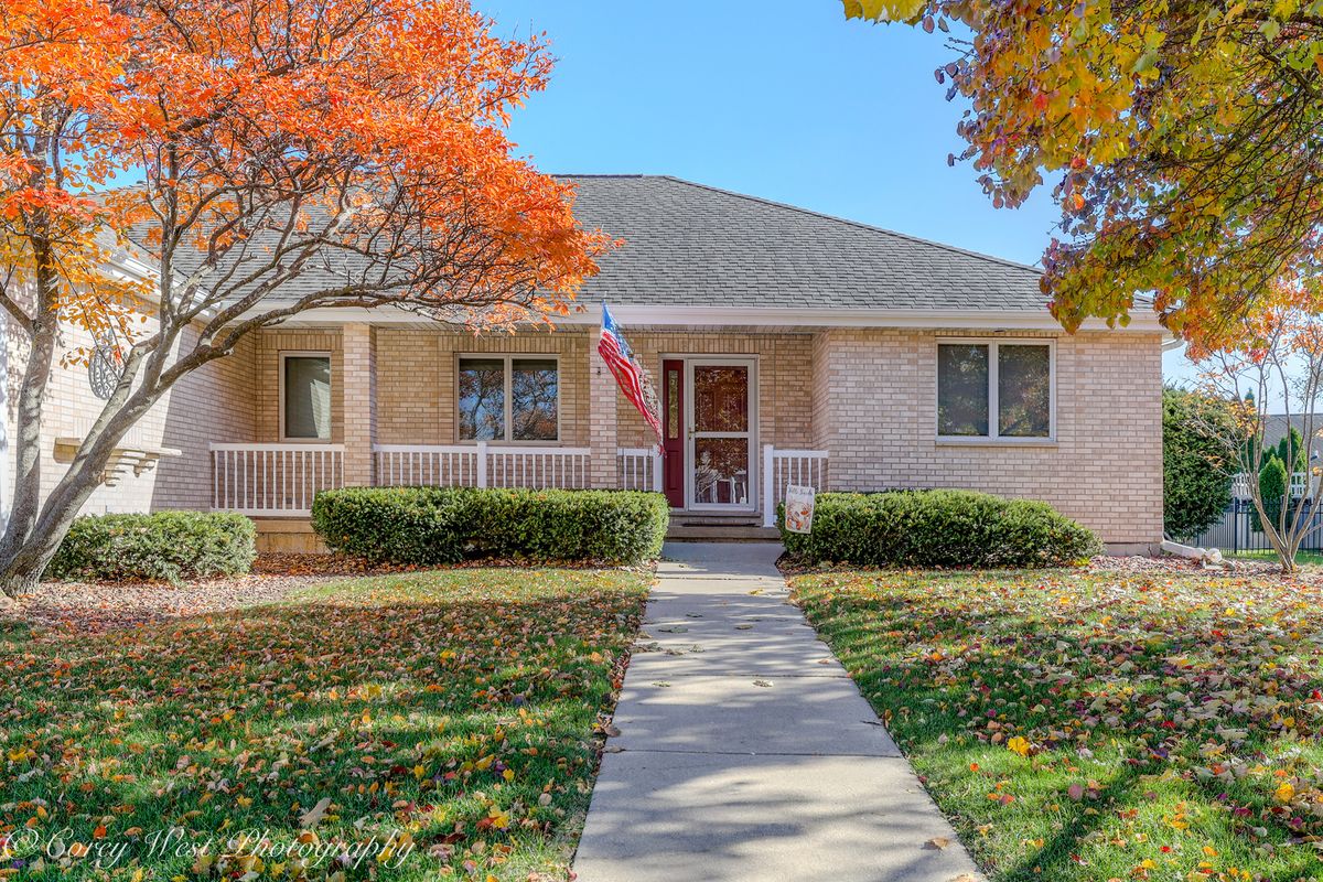 1208 Foxpointe Drive, Sycamore, IL 60178