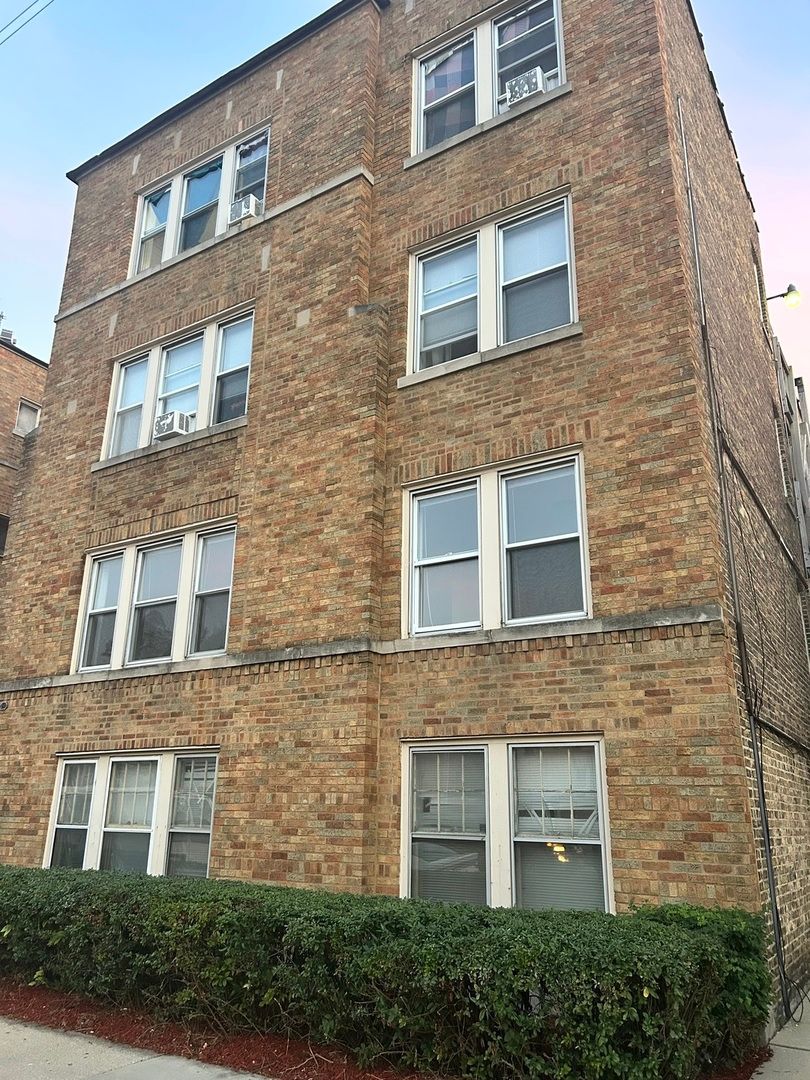 5427 W Montrose Avenue #1 — Chicago, IL 60641