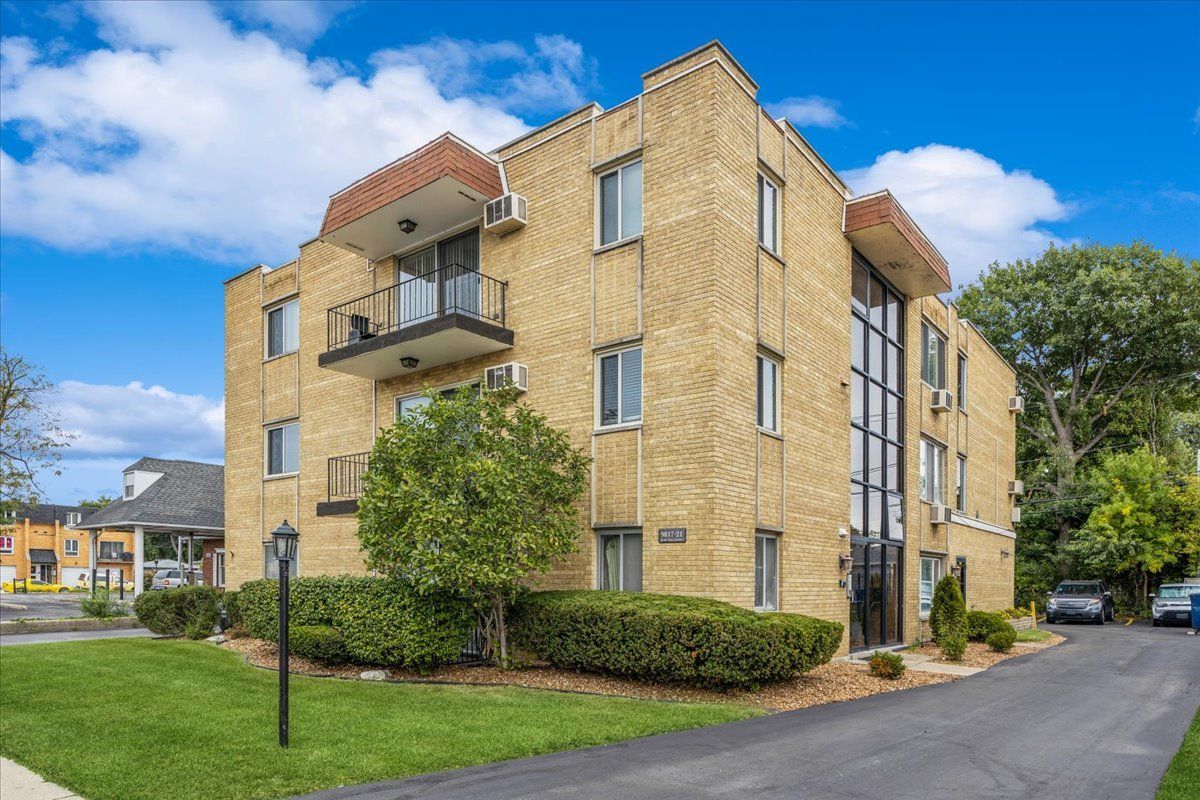 9821 S Cicero Avenue S #8 — Oak Lawn, IL 60453