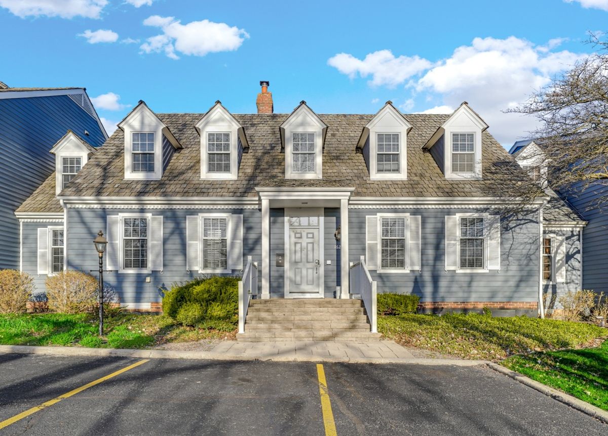 1624 Colonial Parkway, Inverness, IL 60067