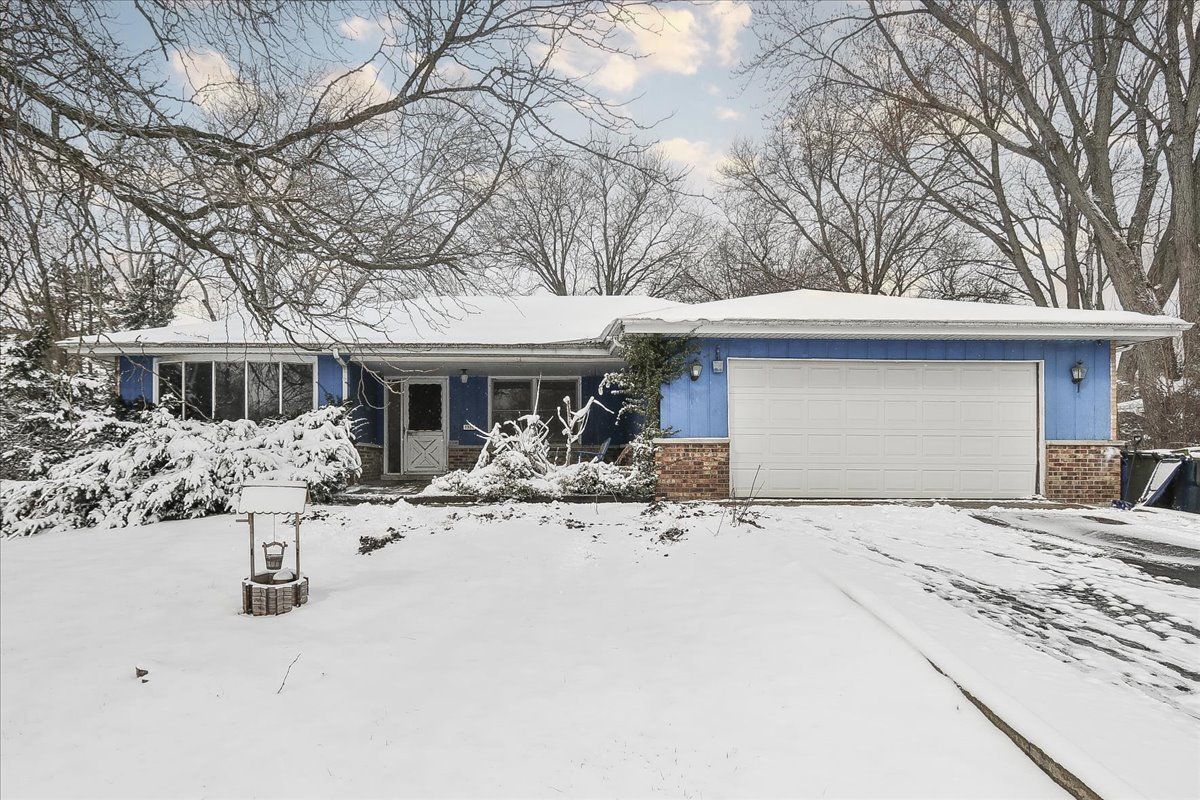 1326 Summit Drive — Schaumburg, IL 60193