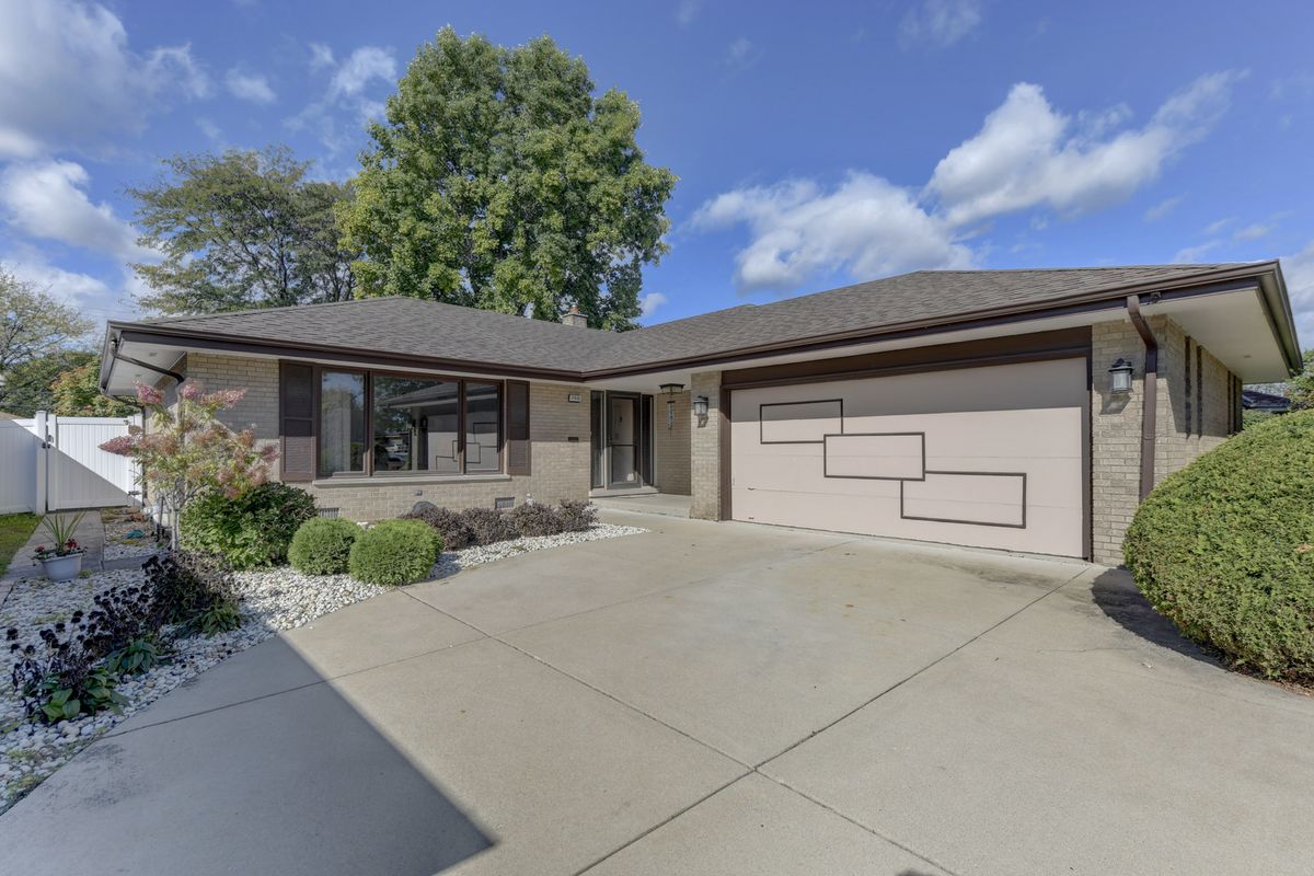 17032 University Avenue, South Holland, IL 60473