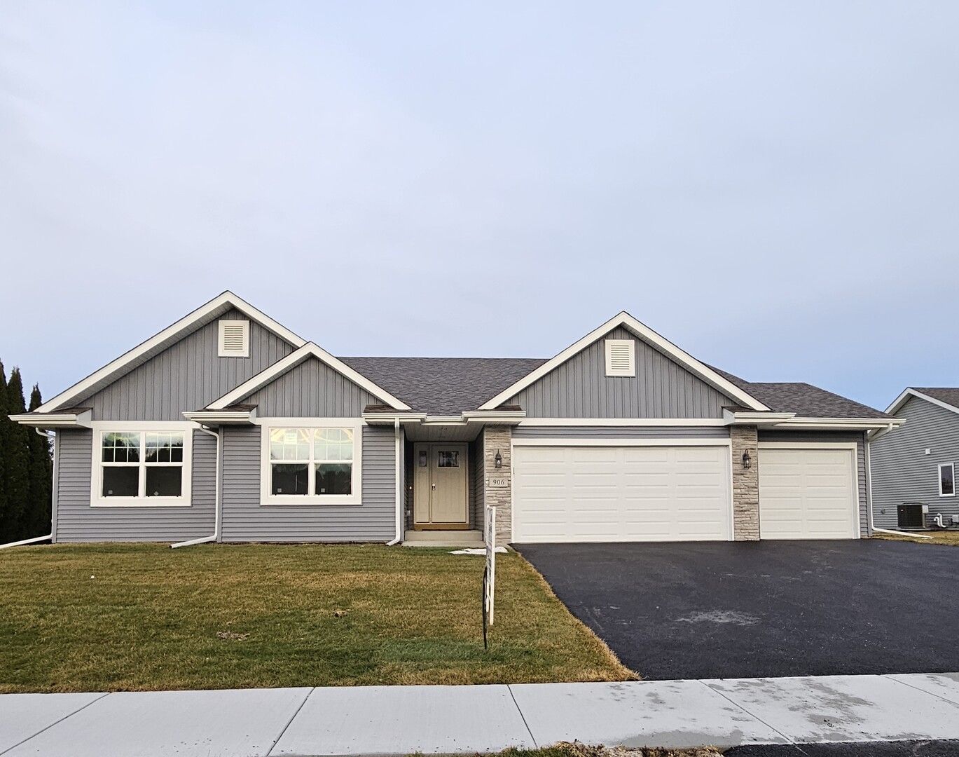 906 Stuyvesant Drive — Loves Park, IL 61111