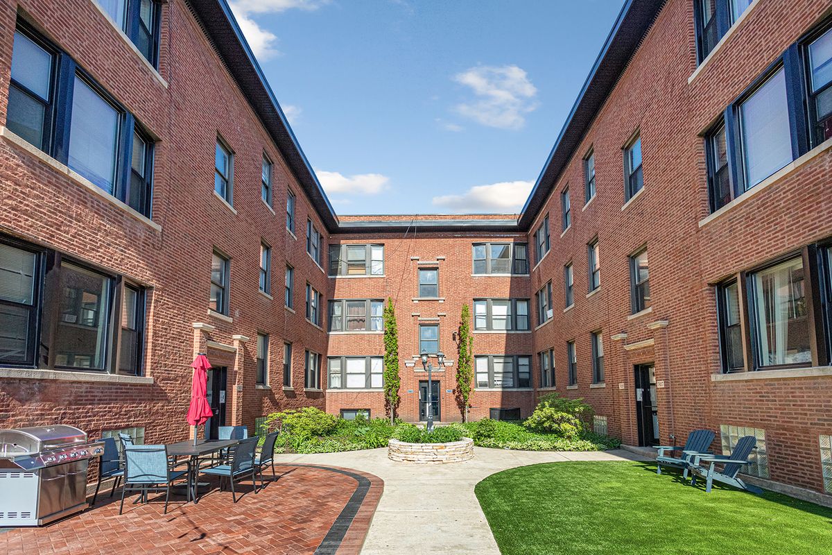 7423 Clark Street, Chicago, IL 60626