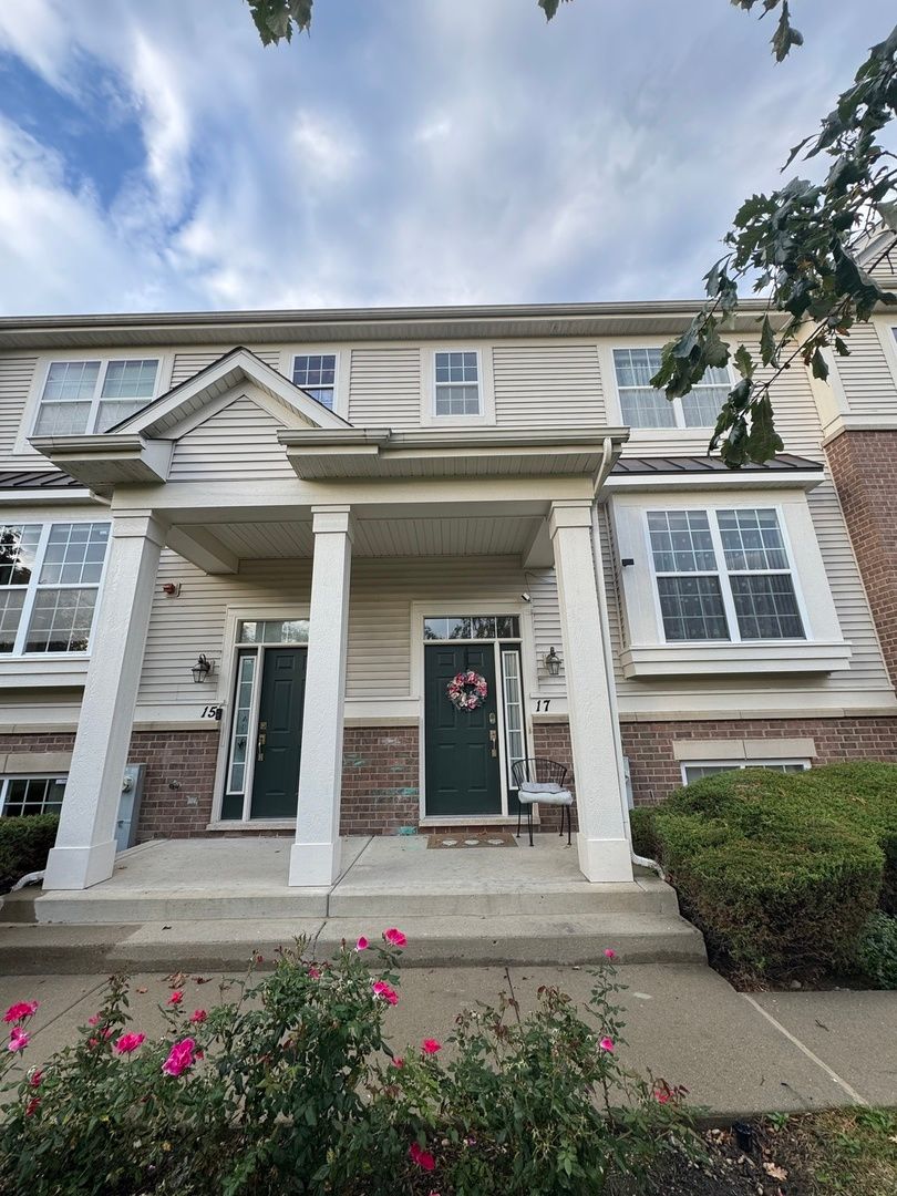 17 Willow Road, Wheeling, IL 60090