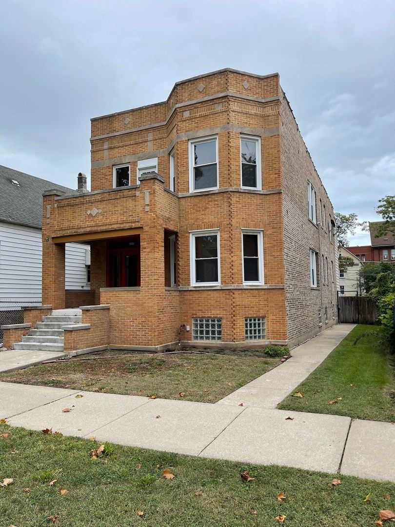 8825 Saginaw Avenue — Chicago, IL 60617