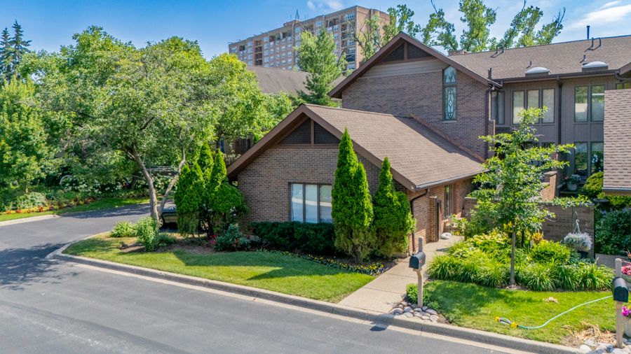 1210 Hawthorne Lane — Hinsdale, IL 60521