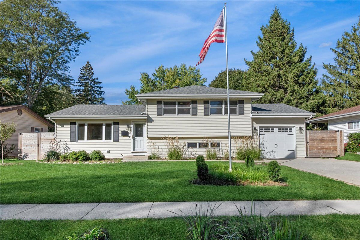 208 S River Road — Fox River Grove, IL 60021