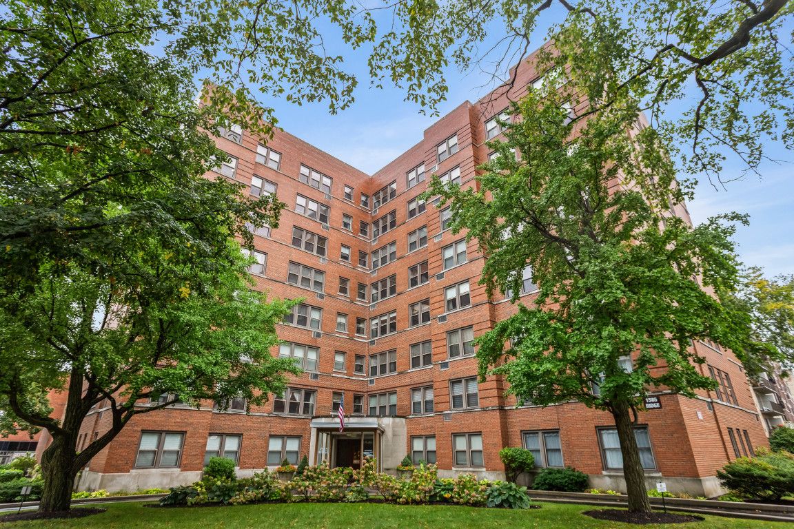 1585 Ridge Avenue #404 — Evanston, IL 60201