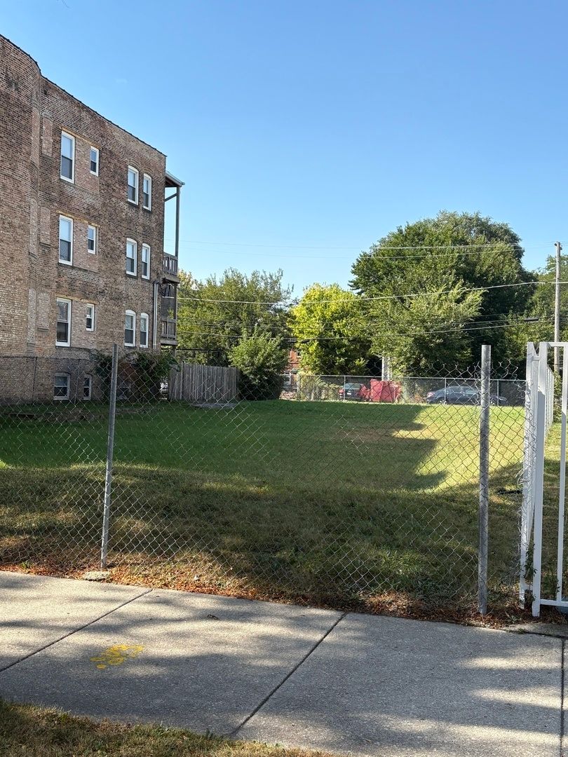 4524 S Michigan Avenue — Chicago, IL 60653