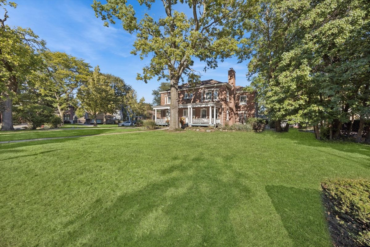 176 Riverside Road, Riverside, IL 60546