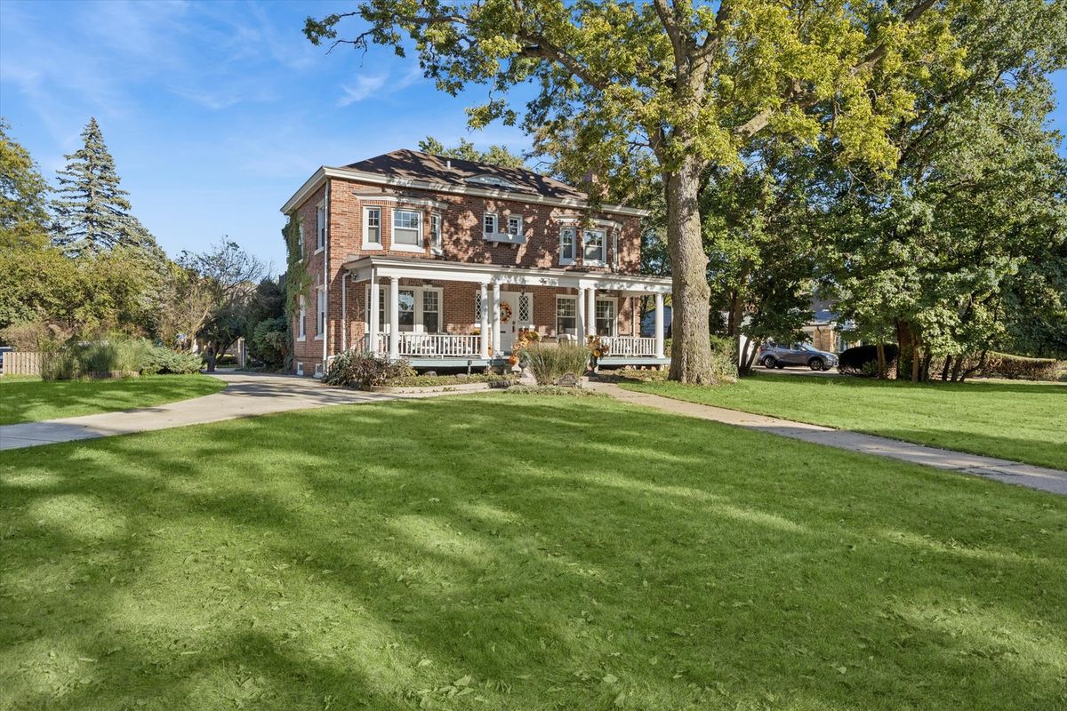 176 Riverside Road, Riverside, IL 60546