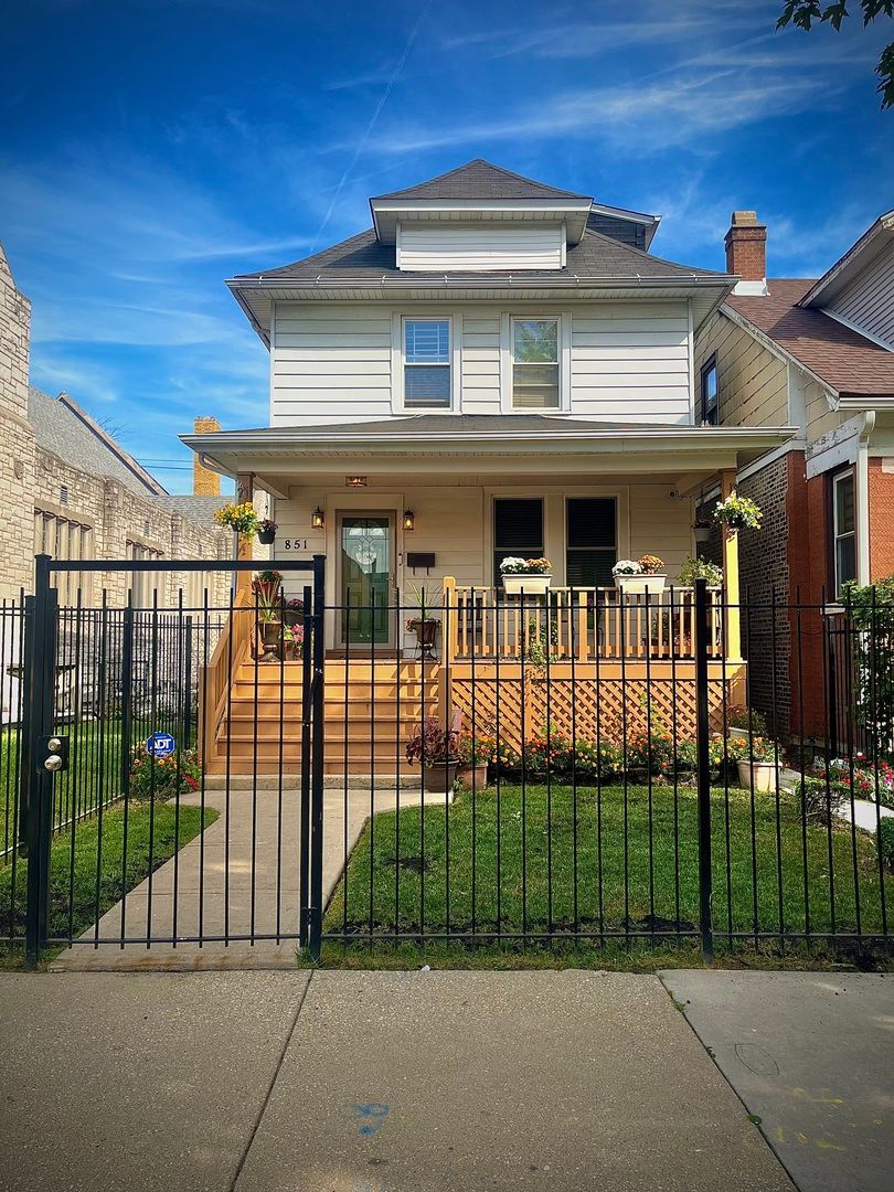 851 N Menard Avenue — Chicago, IL 60651
