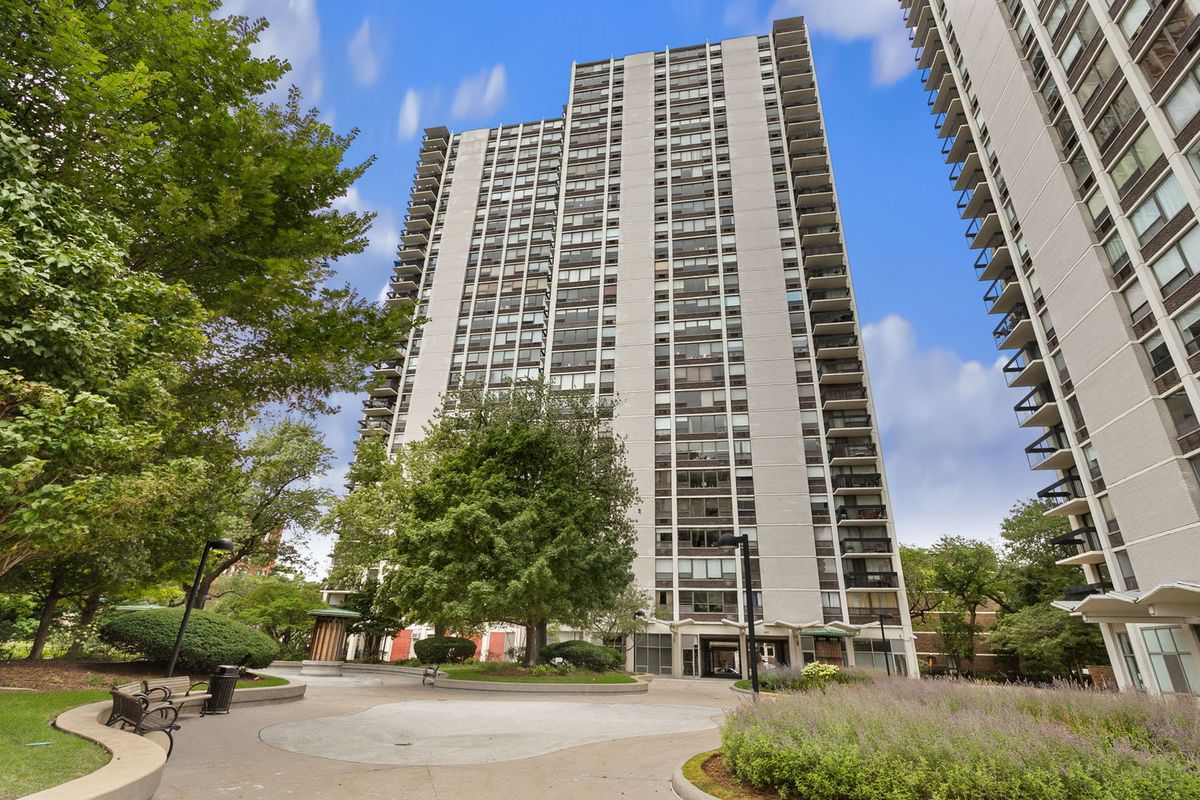 1460 Sandburg Terrace, Chicago, IL 60610