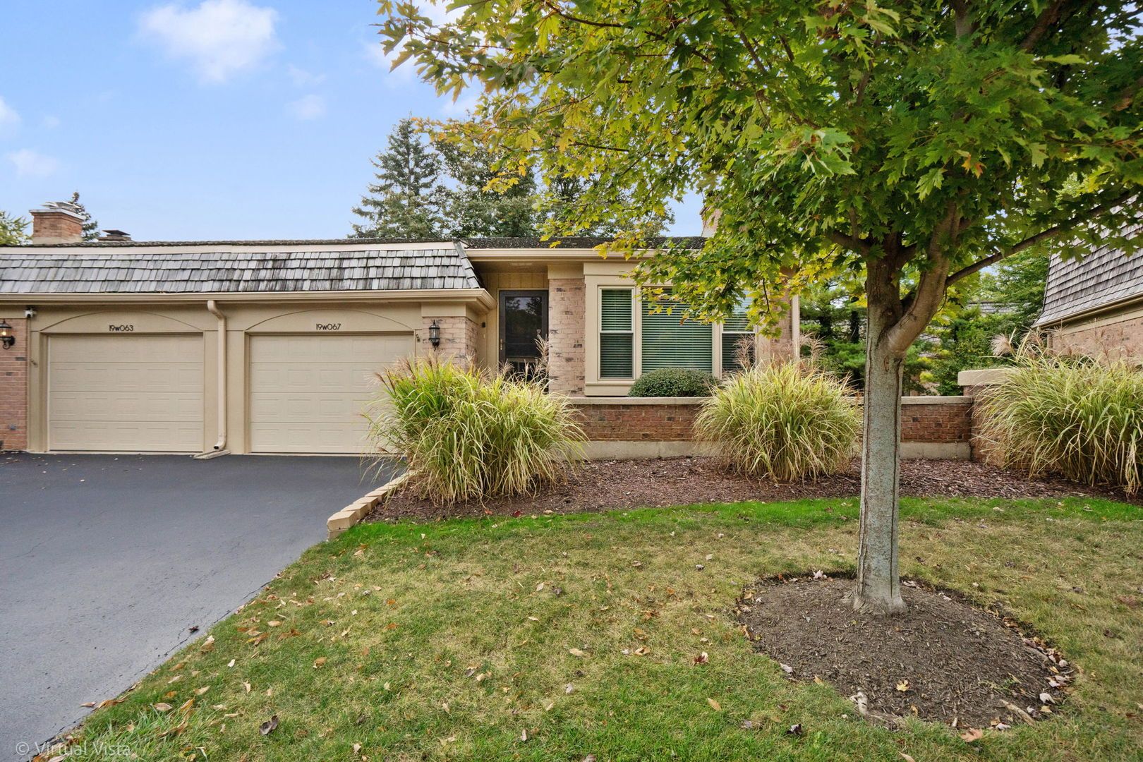 19W067 Avenue Normandy South — Oak Brook, IL 60523