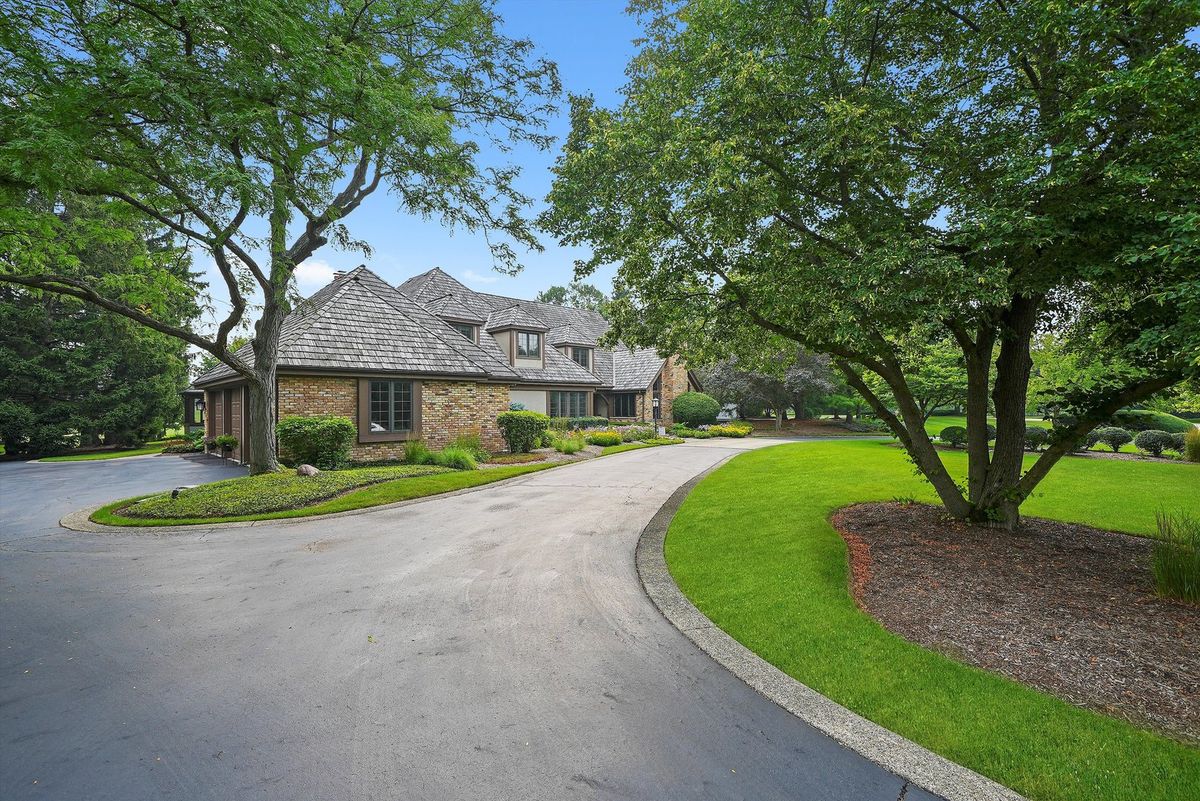 18 S Wynstone Drive, North Barrington, IL 60010