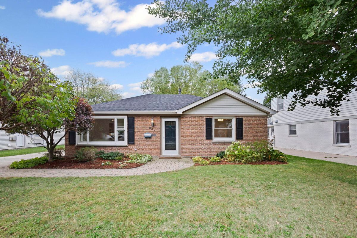 837 Rockland Road, Libertyville, IL 60048