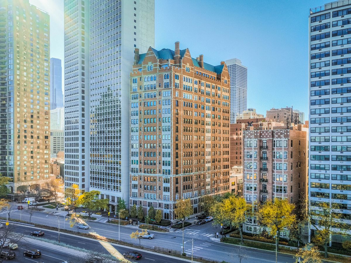 1120 Lake Shore Drive, Chicago, IL 60611