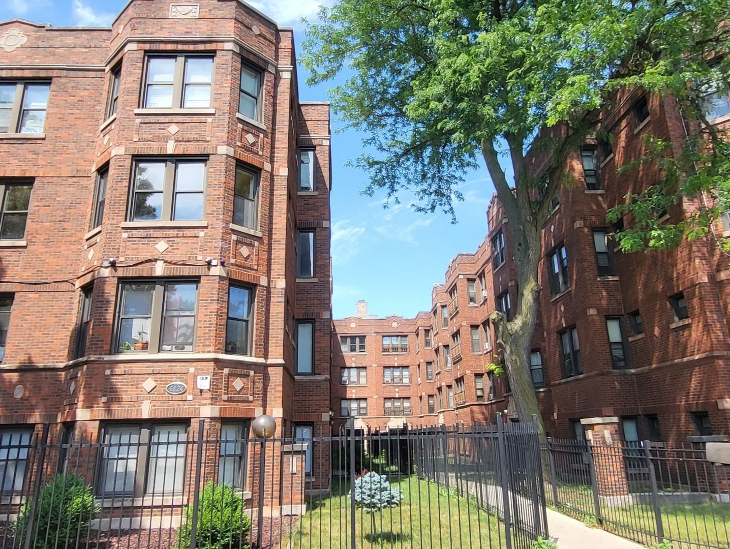 6820 S Perry Avenue — Chicago, IL 60621