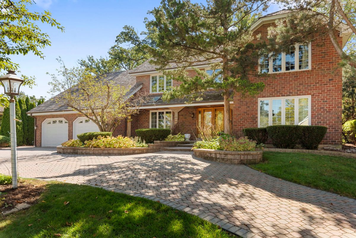 28 Cambridge Drive, Oak Brook, IL 60523