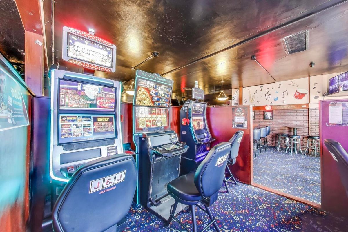 1715 W Roosevelt Road, Broadview, IL 60155