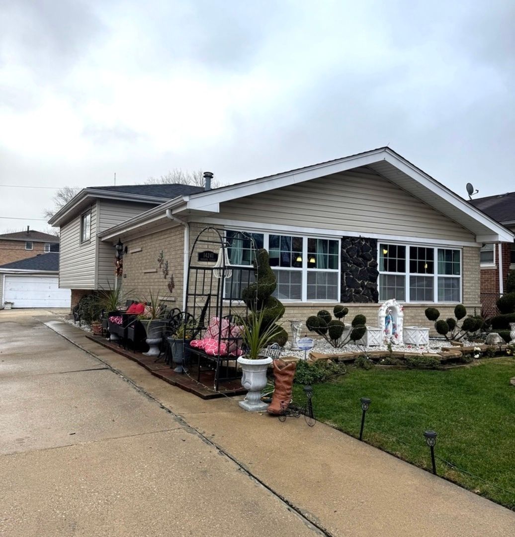 14241 Marquette Avenue — Burnham, IL 60633