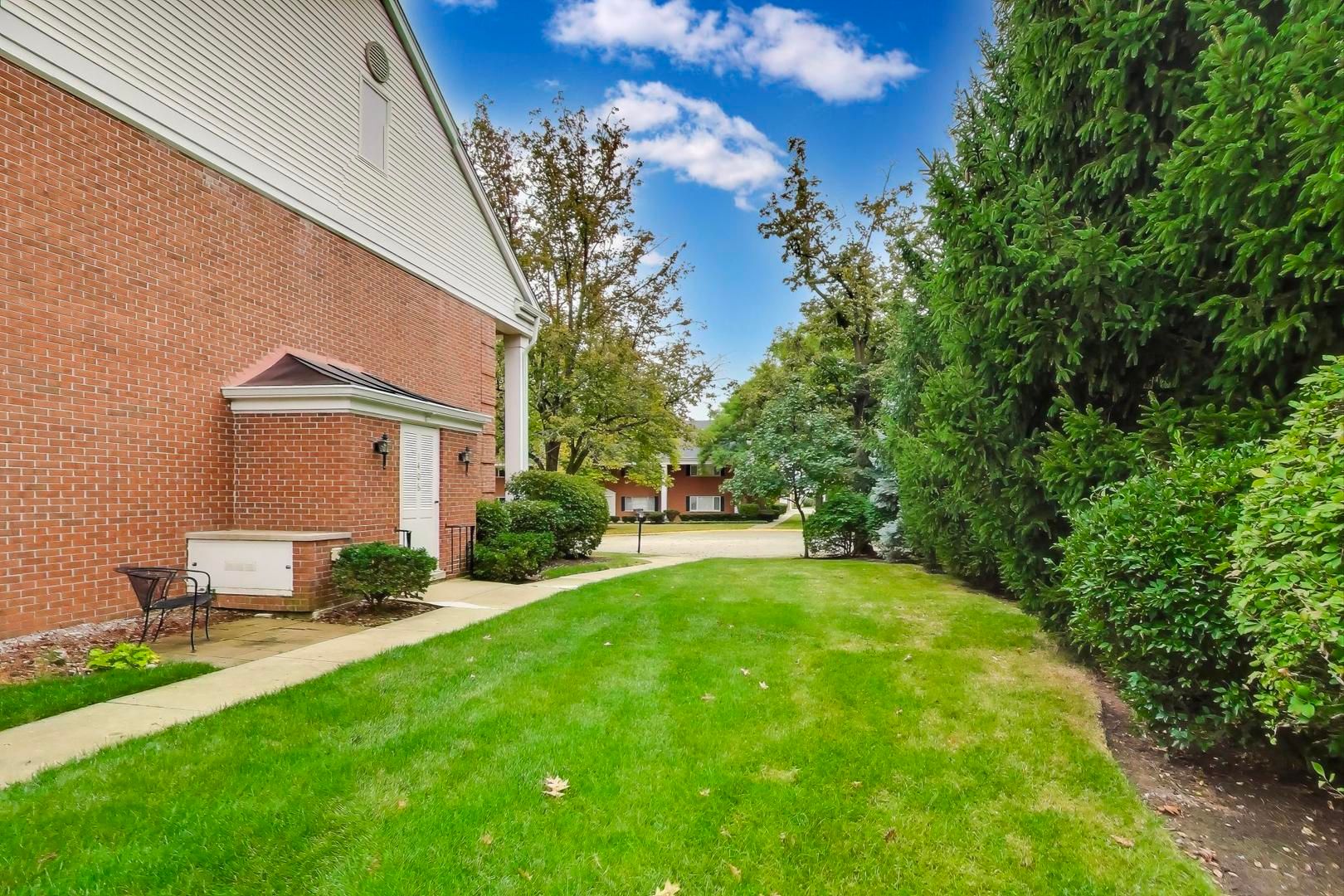 1406 Chanticleer Lane #1406 — Hinsdale, IL 60521