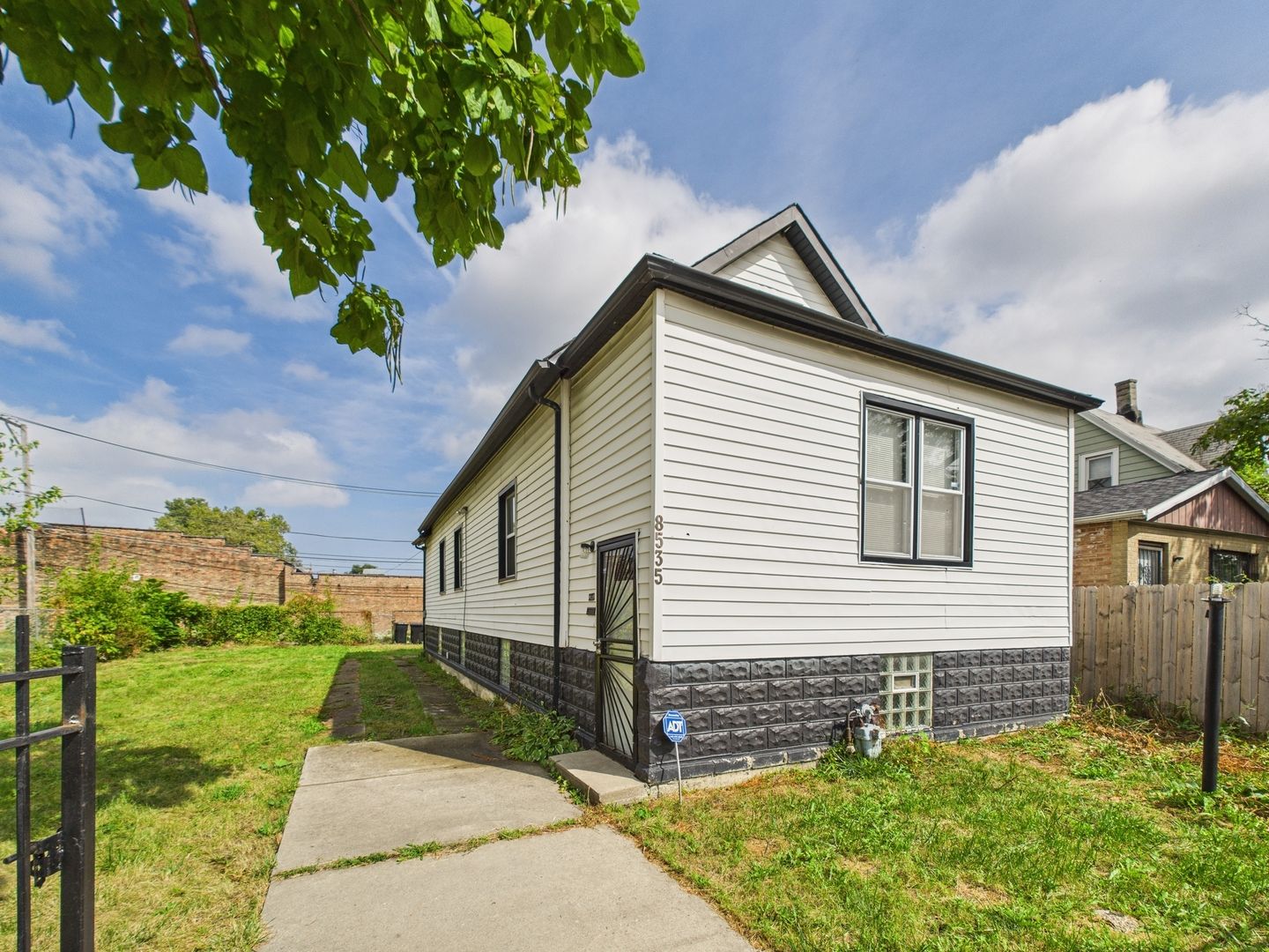 8535 Givins Court — Chicago, IL 60620