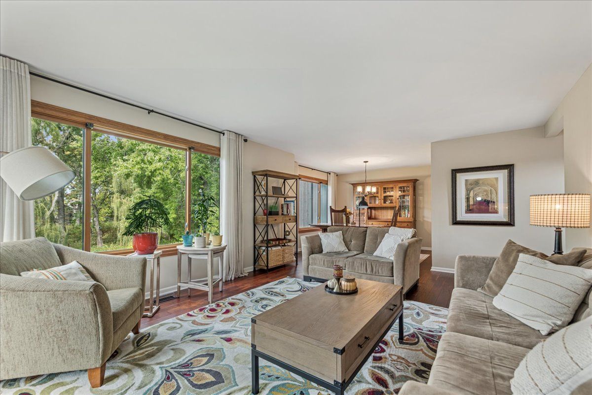 450 Woodview Road, Lake Barrington, IL 60010