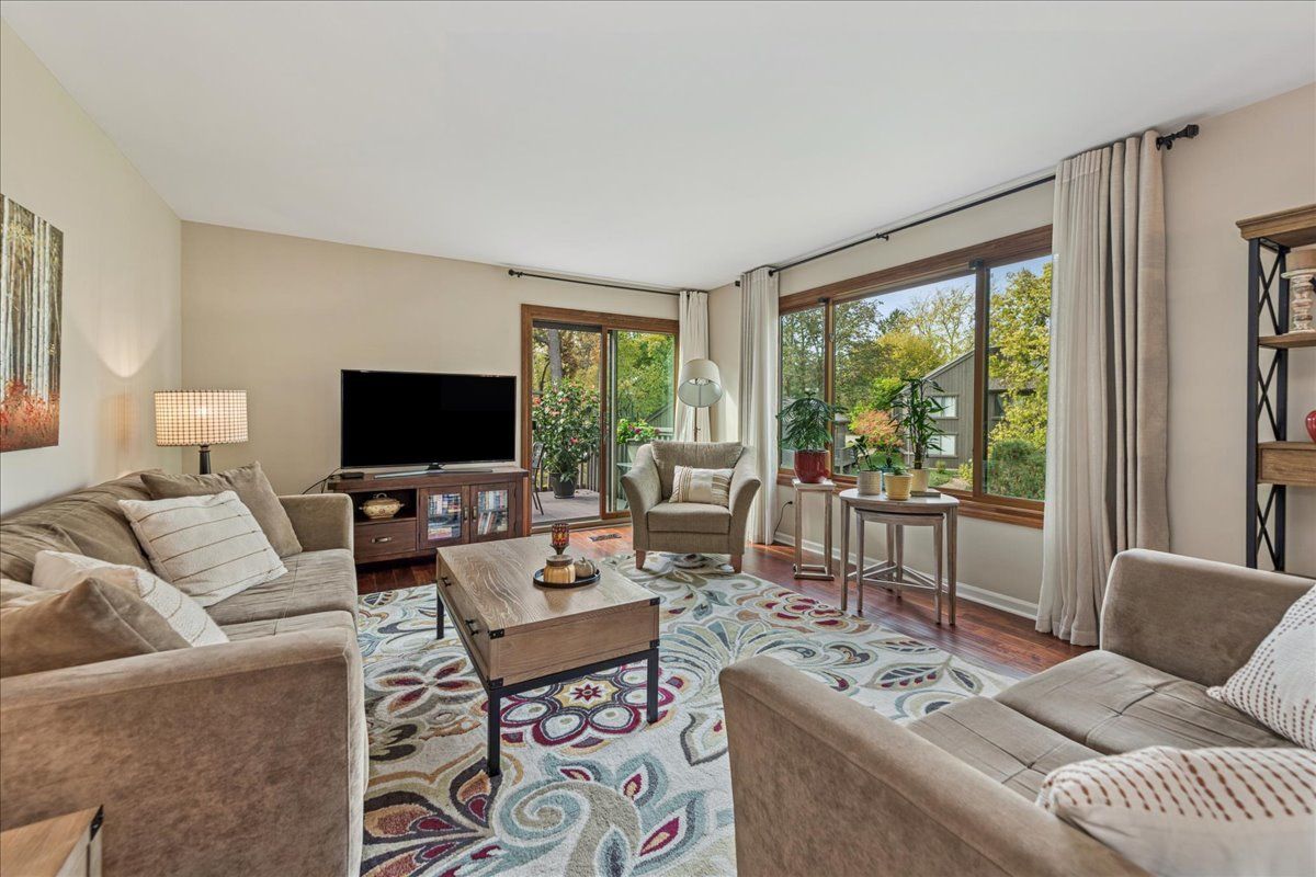 450 Woodview Road, Lake Barrington, IL 60010