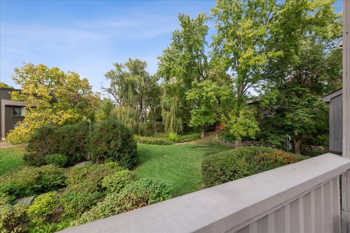 450 Woodview Road, Lake Barrington, IL 60010