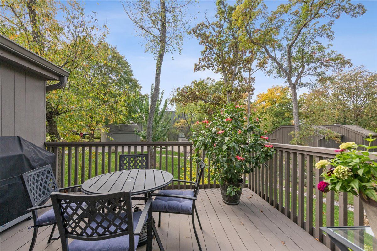 450 Woodview Road, Lake Barrington, IL 60010