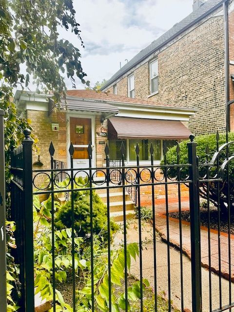 2925 N Troy Street — Chicago, IL 60618
