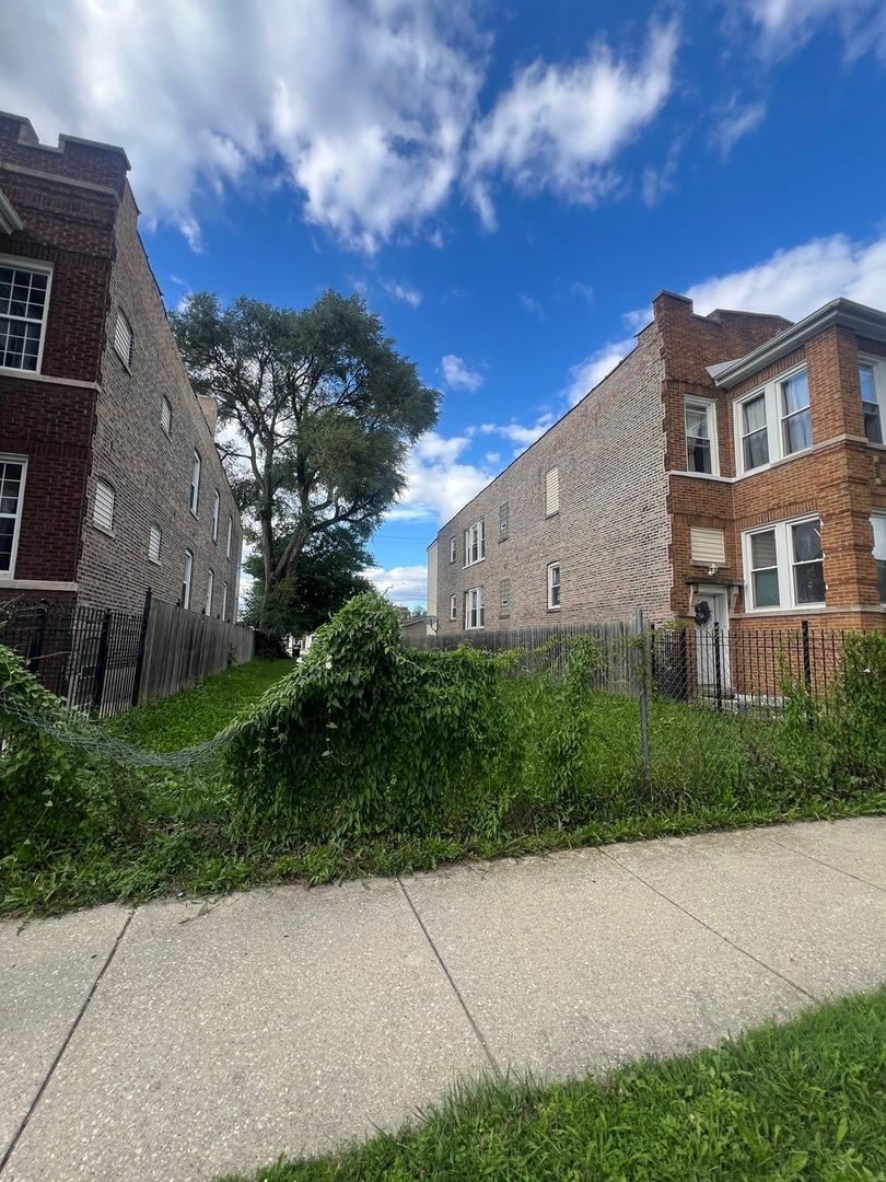 4918 W Monroe Street — Chicago, IL 60644