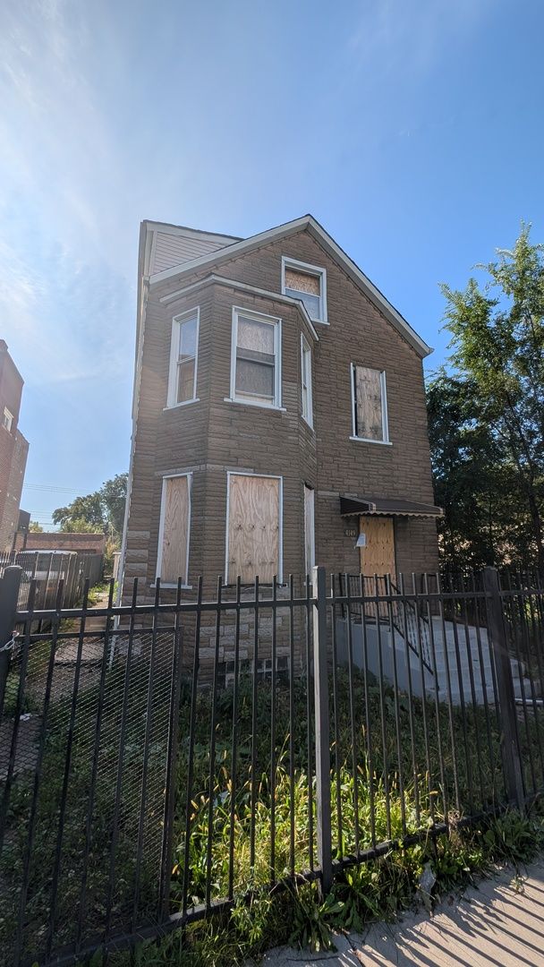 4149 W Cermak Road — Chicago, IL 60623