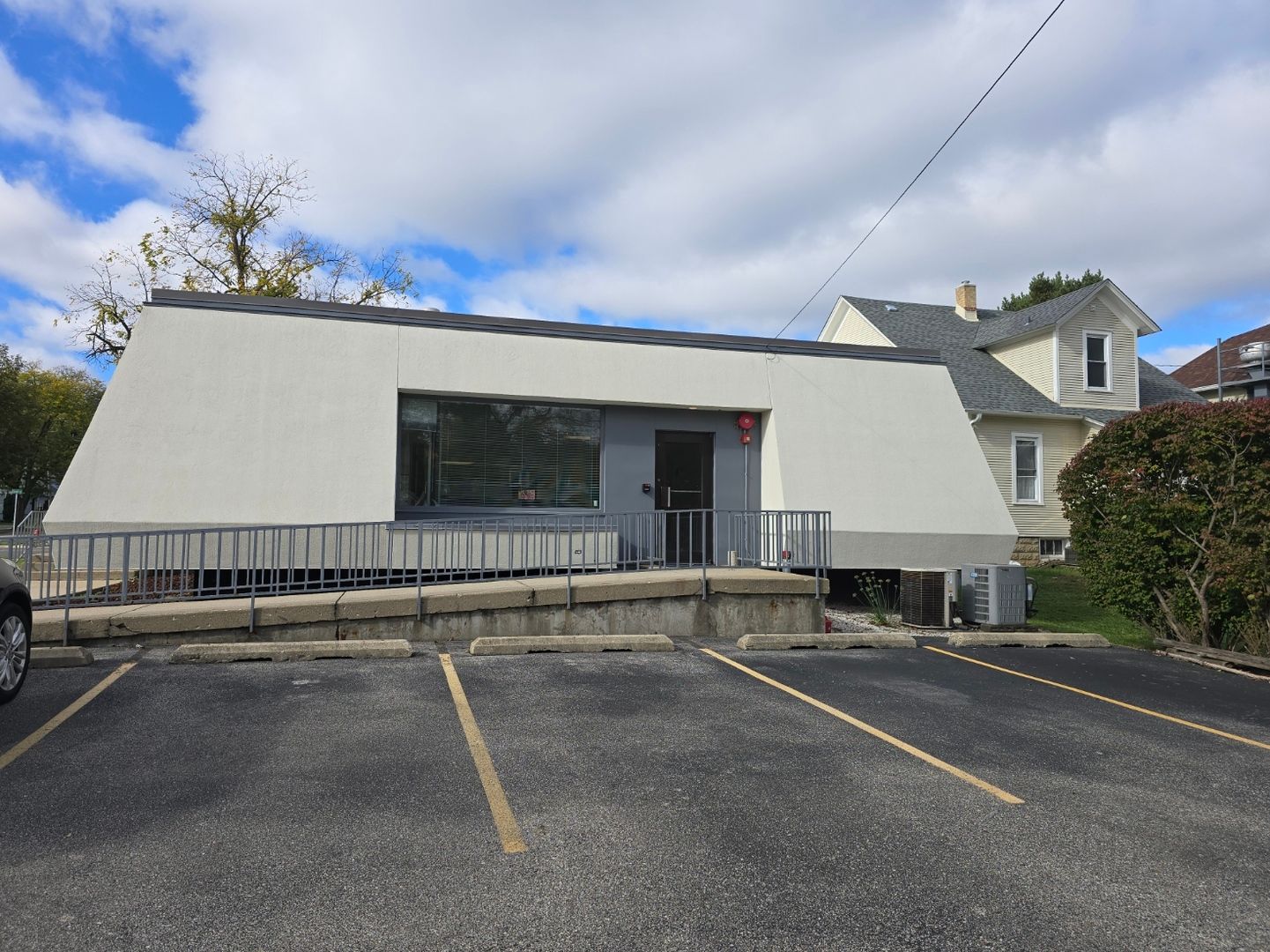 326 S Milwaukee Avenue — Libertyville, IL 60048