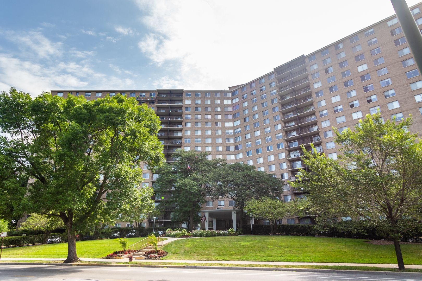 7033 N Kedzie Avenue #401 — Chicago, IL 60645