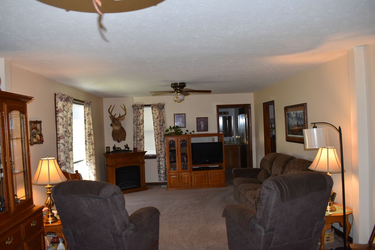 9898 E 1200 North Road, Chenoa, IL 61726