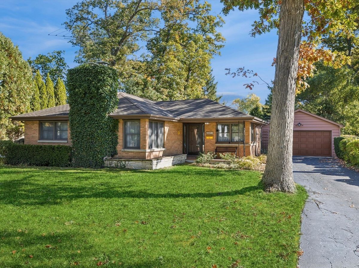 1473 Edgewood Road, Lake Forest, IL 60045