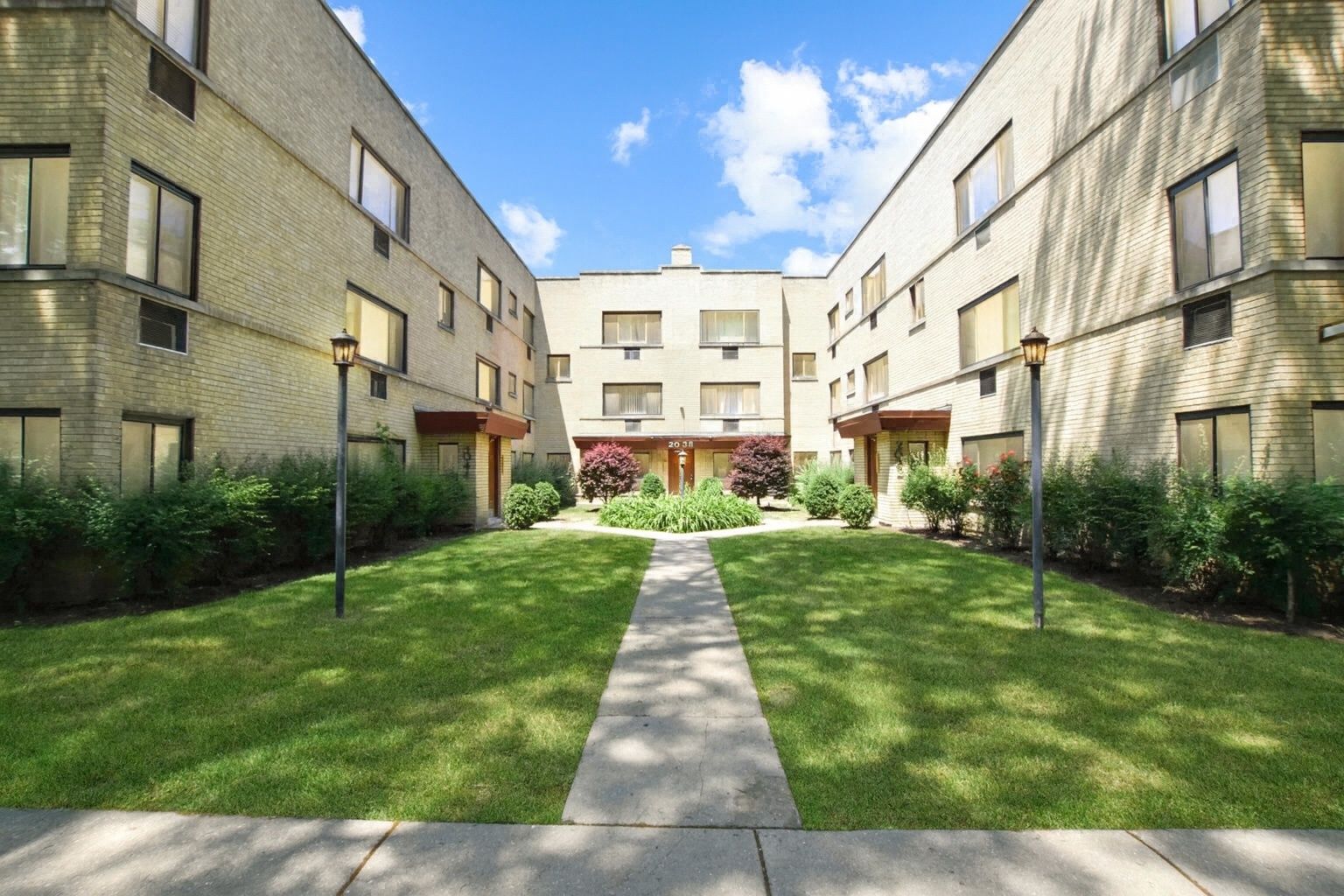 2044 W Jarvis Avenue #3G — Chicago, IL 60645