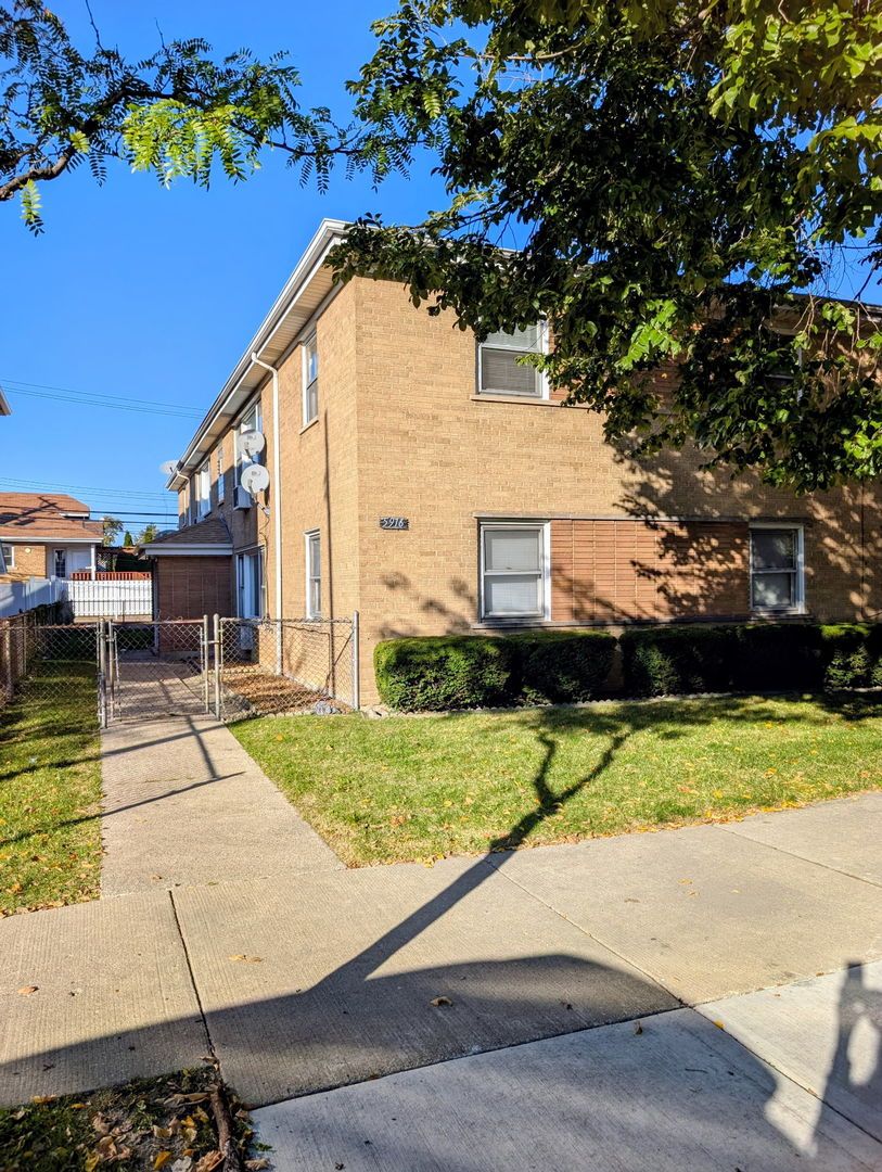 5916 Montrose Avenue — Chicago, IL 60634