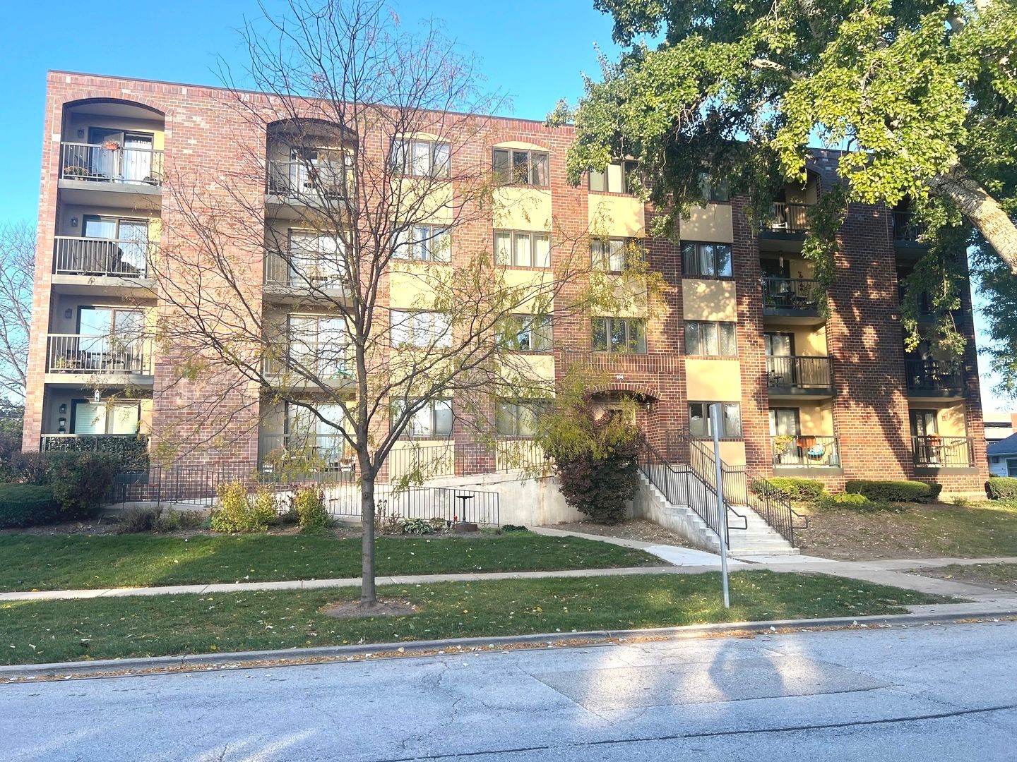 104 N Pine Avenue #302 — Arlington Heights, IL 60004