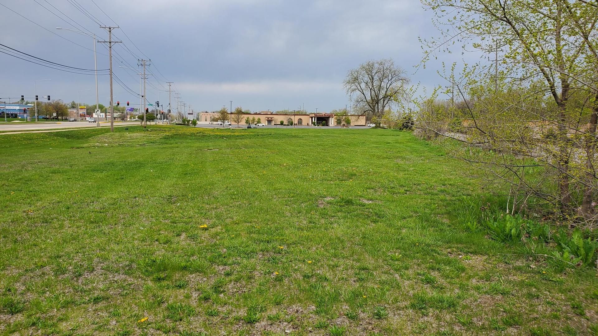 18W570 W North Avenue — Villa Park, IL 60181