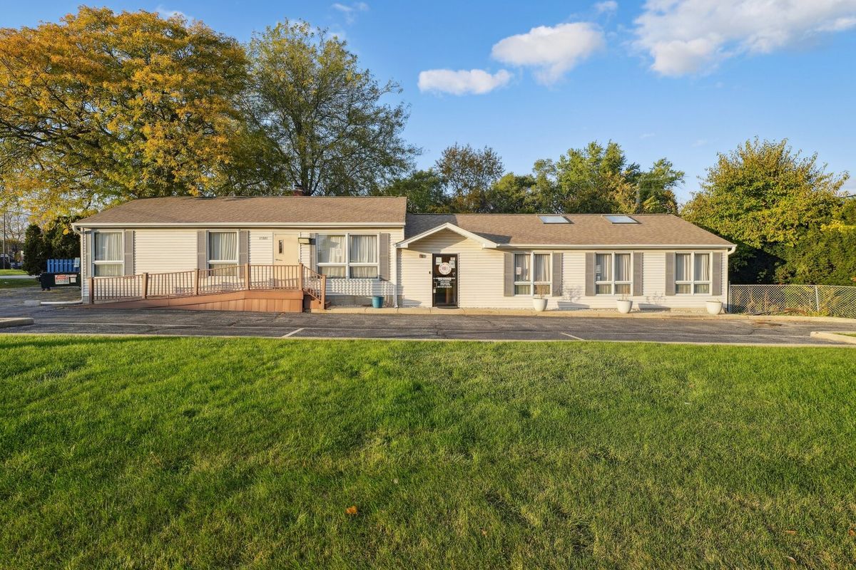 1S221 Summit Avenue, Oakbrook Terrace, IL 60181