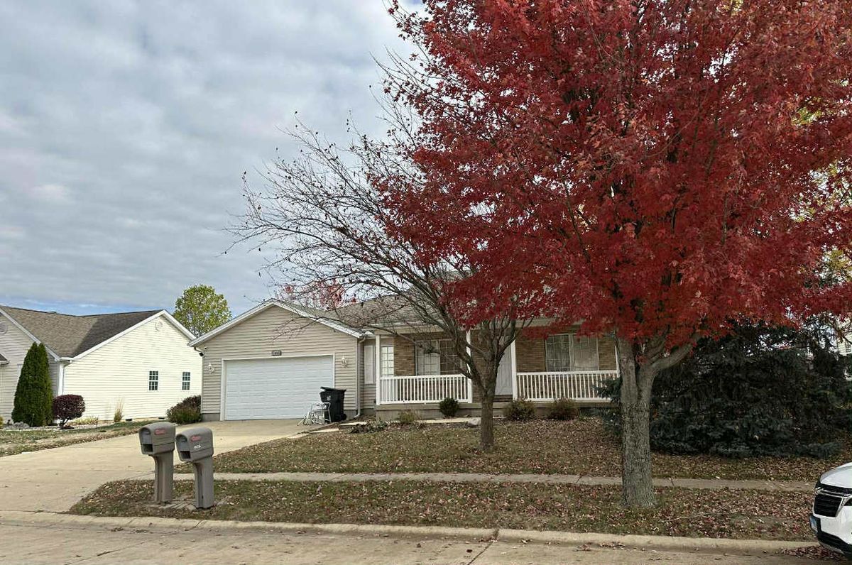 1005 Fox Run, Villa Grove, IL 61956