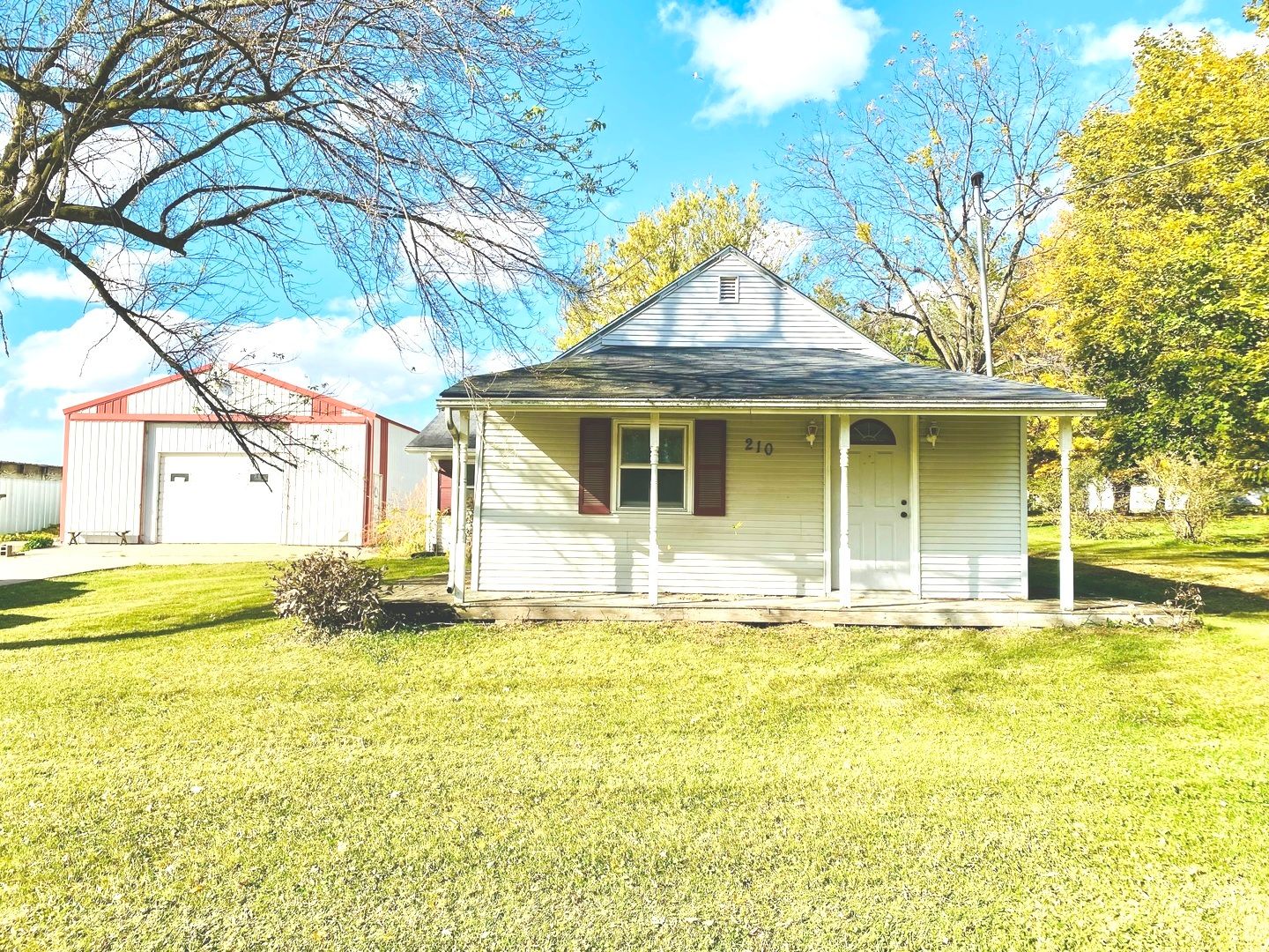210 S 1st Street — Holcomb, IL 61043