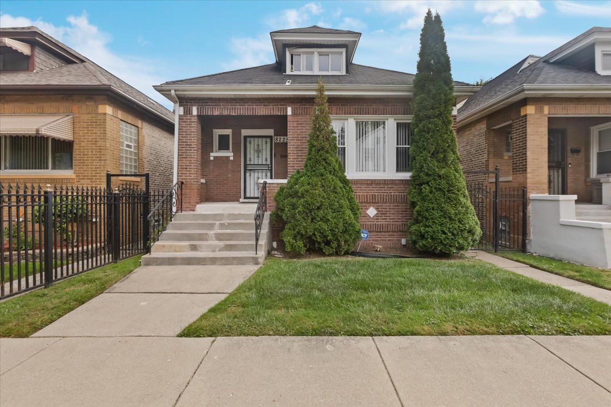 8225 S MANISTEE Avenue — Chicago, IL 60617