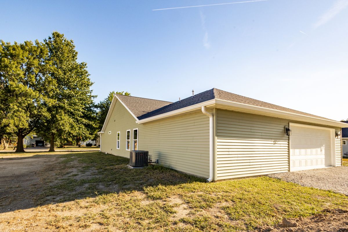 104 E North 2nd Street, Findlay, IL 62534